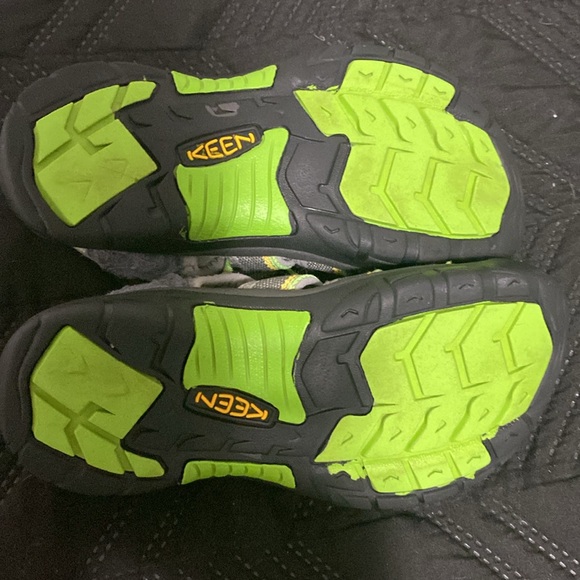 Kids keen water sandal sz 3.These are gently used sandal with a lot of life left - Picture 2 of 9